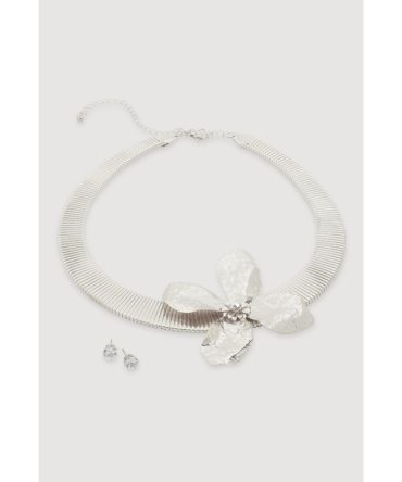 Textured Flower Pendant Necklace with Stud Earrings